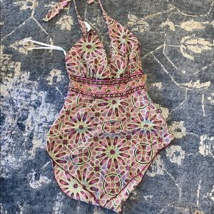 Silk amazing halter top, unique v bottom